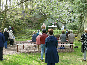 Christi Himmelfahrt an der Fatima Grotte (Foto: Karl-Franz Thiede)